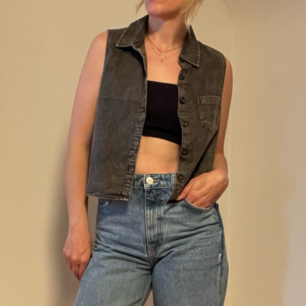 Grey Sleeveless Button Up Top